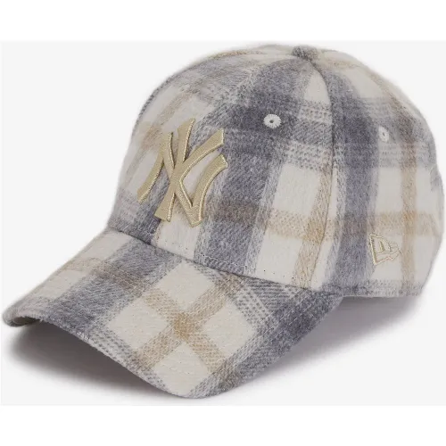 Misez sur le style avec la casquette New Era 9Forty NY Plaid en écru. Cette casquette à motif écru est parfaite pour un look décontracté et tenda - 15133960101 - Modalova
