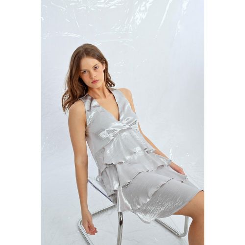 Robe courte satinée à larges volants - LILI SIDONIO - Modalova