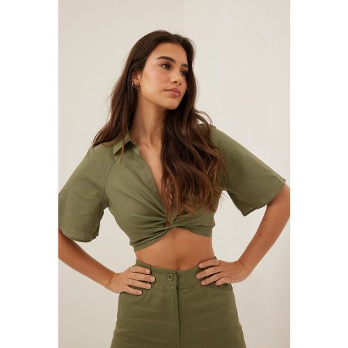 Chemise courte torsadée en lin mélangé - Green - Romee Strijd x NA-KD - Modalova