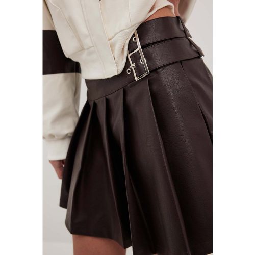 Jupe courte en similicuir avec boucle - Brown - Sofia Coelho x NA-KD - Modalova