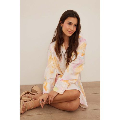 Robe chemise à imprimé batik - Multicolor - NA-KD Trend - Modalova