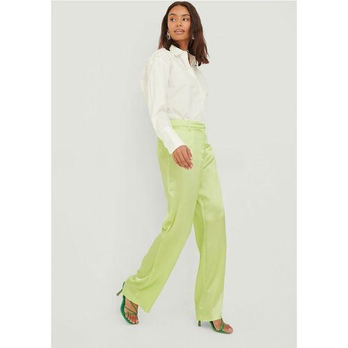 Pantalon de costume structuré en satin - Green - NA-KD Trend - Modalova