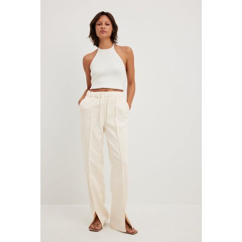 Pantalon de costume fendu - Offwhite - Sanna Jörnvik x NA-KD - Modalova