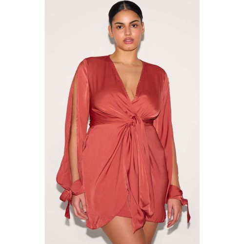 Plus Robe satinée torsadée devant à décolleté et manches ouvertes - PrettyLittleThing - Modalova