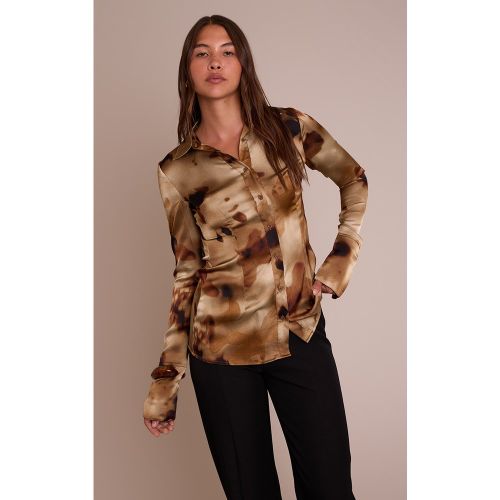 Chemise ajustée satinée imprimé abstrait fleuri | Taille 38 - PrettyLittleThing - Modalova