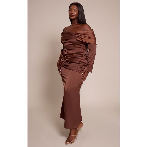 Robe mi-longue à épaules dénudées à détails froncés en matière satinée Grande Taille | Taille 48 - PrettyLittleThing - Modalova