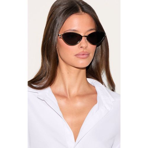 Lunettes de soleil oeil de chat à verres noirs et monture métallisée - PrettyLittleThing - Modalova