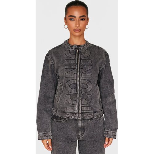 Petite Veste en jean à slogan "Iconic" en relief | Taille 30 - PrettyLittleThing - Modalova