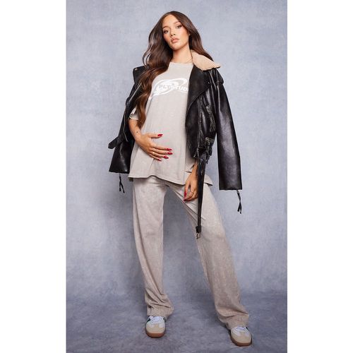 Maternité Pantalon de grossesse large délavé javélisé à slogan PLT Studio - PrettyLittleThing - Modalova