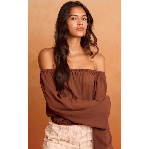 Blouse en mousseline de soie froncée à col bardot - PrettyLittleThing - Modalova
