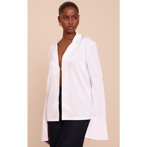 Chemise oversize satinée blanche à agrafe et oeillet | Taille 38 - PrettyLittleThing - Modalova