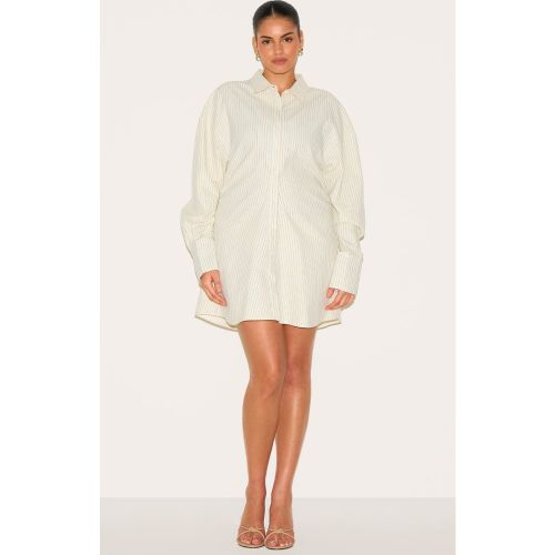 Plus Robe style chemise en coton seersucker à fines rayures et taille cintrée - PrettyLittleThing - Modalova