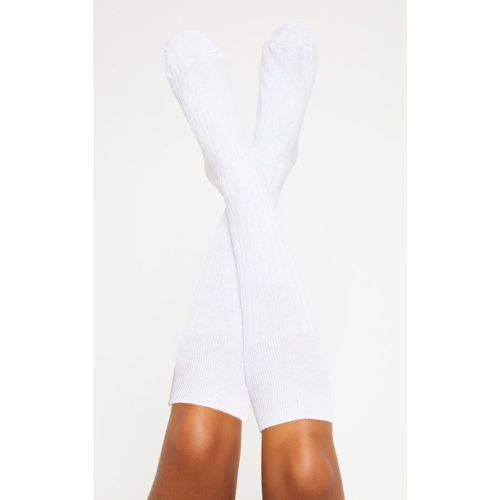 Hautes chaussettes blanches style football - PrettyLittleThing - Modalova