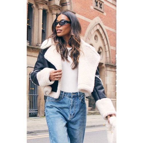 Veste aviateur courte en similicuir à parties contrastantes en imitation mouton - PrettyLittleThing - Modalova