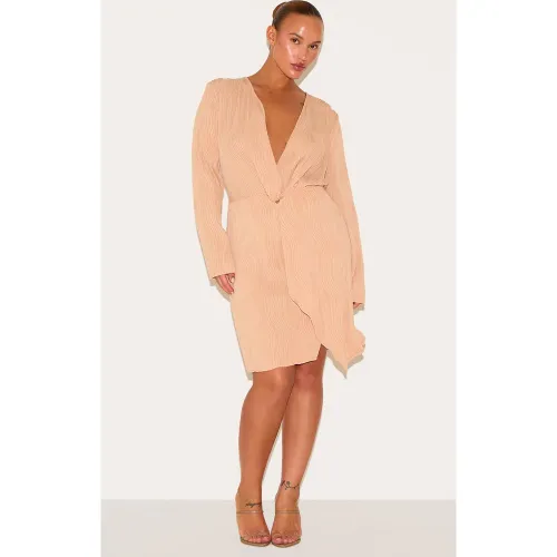 Plus Robe plissée croisée sur le devant - PrettyLittleThing - Modalova