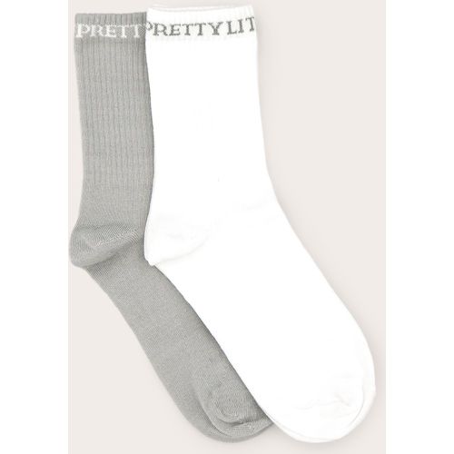 Lot de 2 paires de chaussettes blanches et à slogan - PrettyLittleThing - Modalova