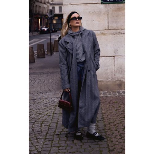 Pull en maille tricot deluxe gris anthracite à capuche | Taille XS - PrettyLittleThing - Modalova