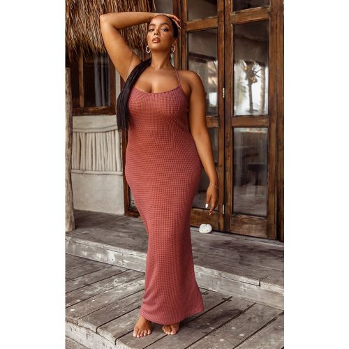 Plus Robe de plage longue en maille gaufrée rose - PrettyLittleThing - Modalova