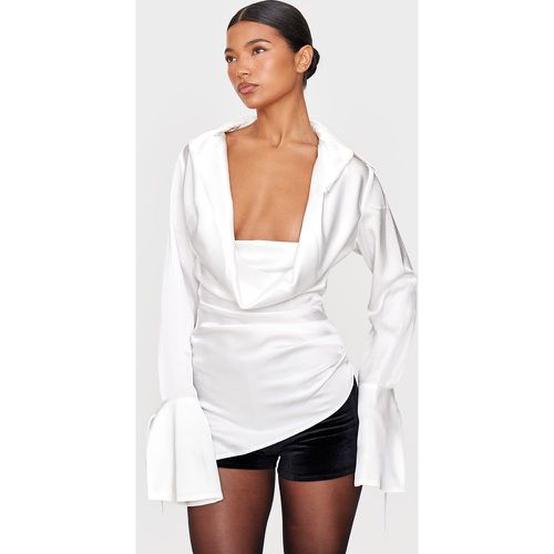 Chemise asymétrique satinée blanche à col bénitier - PrettyLittleThing - Modalova