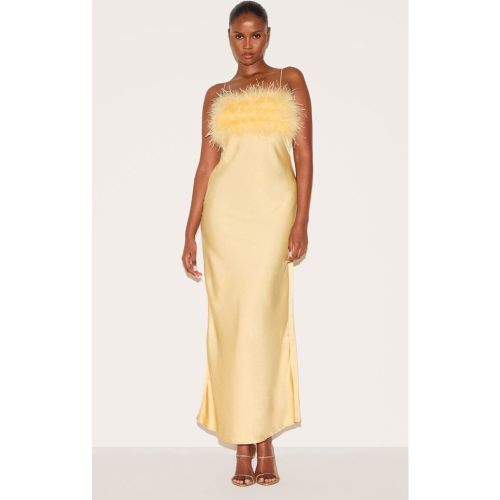 Robe longue satinée à bretelles fines et buste en plumes - PrettyLittleThing - Modalova