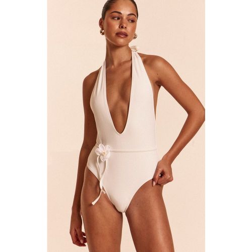 Maillot de bain décolleté à dos nu et ceinture - PrettyLittleThing - Modalova