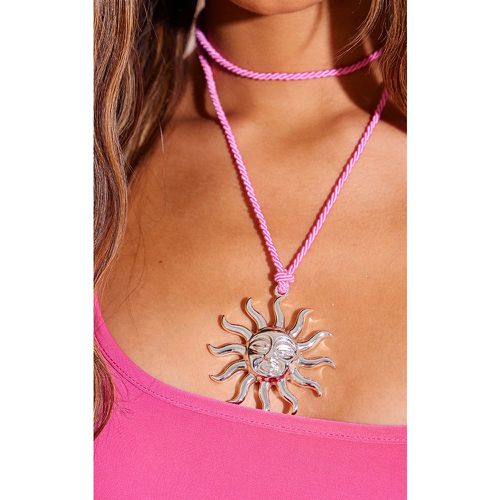 Collier style corde rose à pendentif soleil - PrettyLittleThing - Modalova