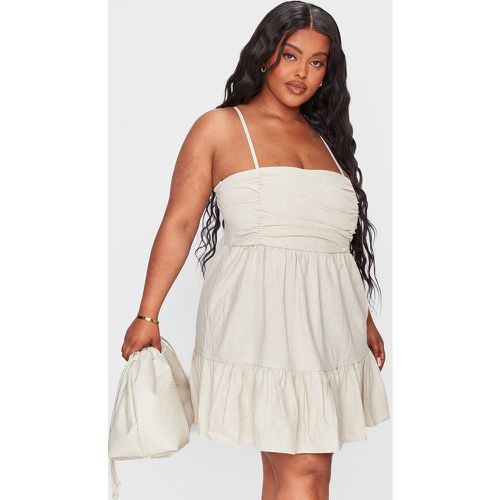 Plus Robe courte bustier froncée au buste à étages volantés - PrettyLittleThing - Modalova