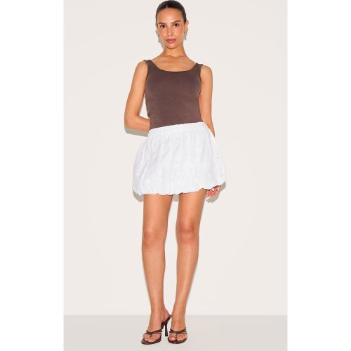 Petite Mini-jupe bouffante brodée blanche - PrettyLittleThing - Modalova