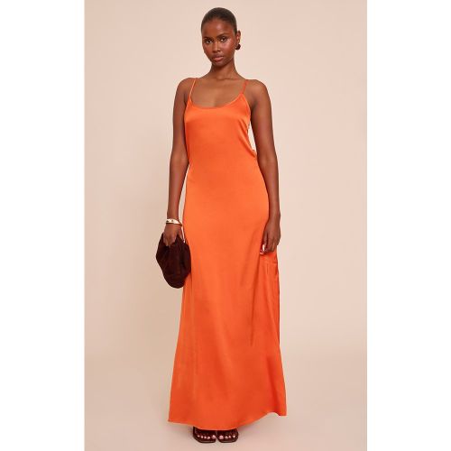 Robe longue satinée à bretelles fines et col rond - PrettyLittleThing - Modalova