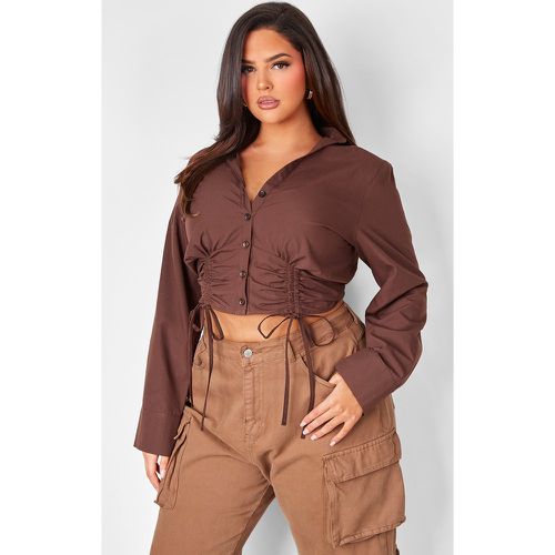 Plus Chemise courte chocolat froncée à manches longues et détail noué - PrettyLittleThing - Modalova