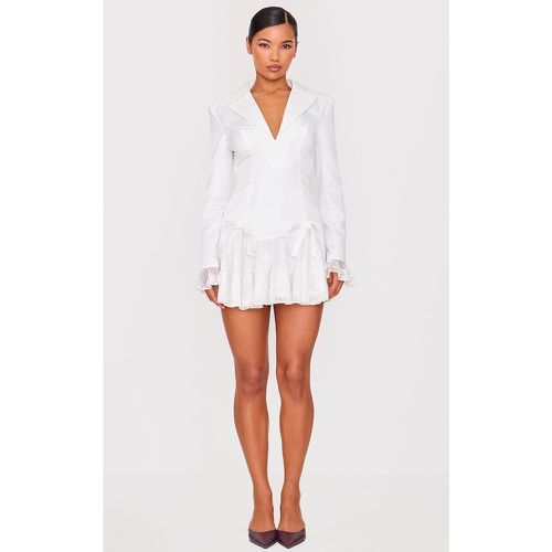 Robe blazer satinée blanche à ourlet en dentelle et noeuds - PrettyLittleThing - Modalova