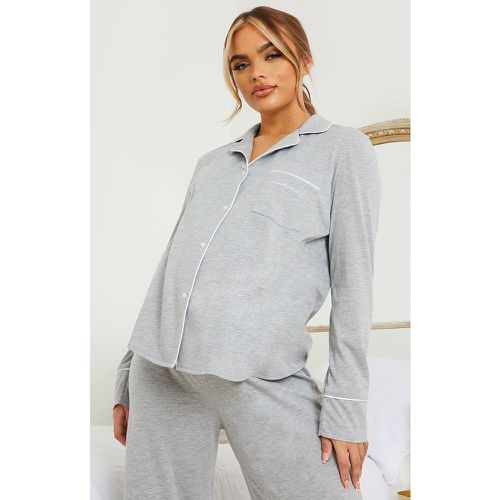 Maternité Haut de pyjama de grossesse à manches longues imprimé Mama - PrettyLittleThing - Modalova