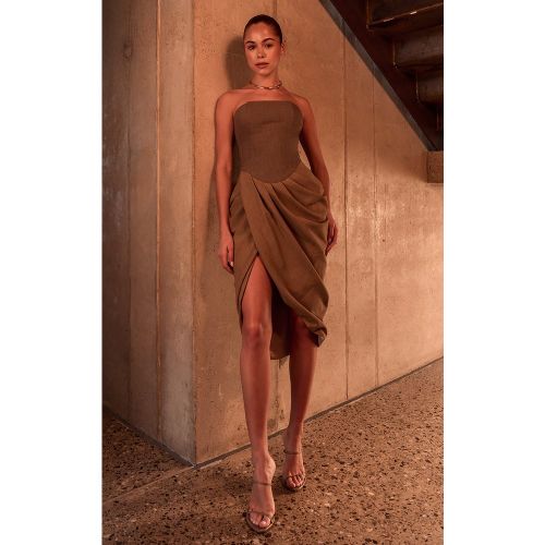 PLT Label Robe mi-longue sans bretelles à détail corset contrastant - PrettyLittleThing - Modalova