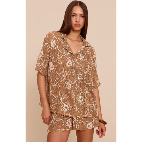 Chemise à manches courtes et fleurs brodées | Taille 32 - PrettyLittleThing - Modalova