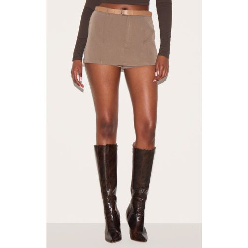 Jupe-short de tailleur tissée à détail ceinture - PrettyLittleThing - Modalova