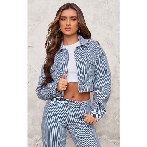 Veste courte en jean à fines rayures - PrettyLittleThing - Modalova