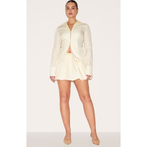 Shape Mini-jupe de tailleur bouffante créme au beurre | Taille 38 - PrettyLittleThing - Modalova