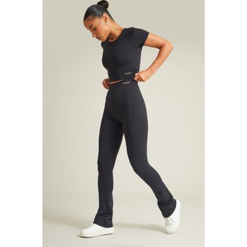 Pantalon de sport flare taille haute en Sculpt à badge en métal - PrettyLittleThing - Modalova