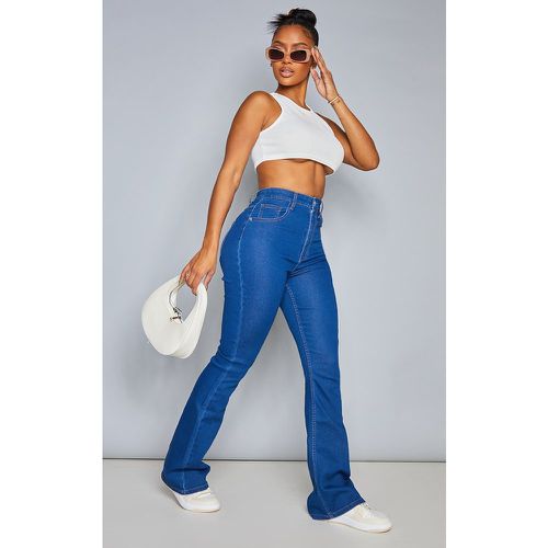 Shape Jean flare stretch bleu moyennement délavé - PrettyLittleThing - Modalova