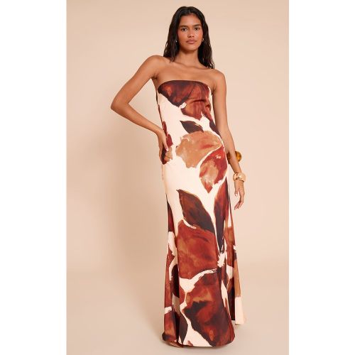 Robe bustier longue satinée fleurie - PrettyLittleThing - Modalova