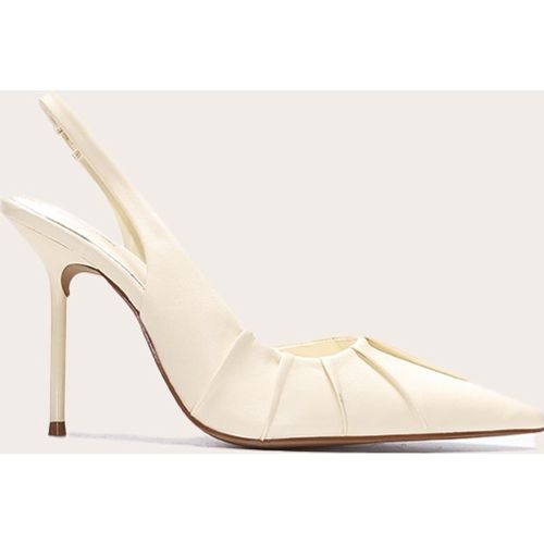 Escarpins pointus en PU crème au beurre froncés à talon aiguille haut et bride derrière - PrettyLittleThing - Modalova