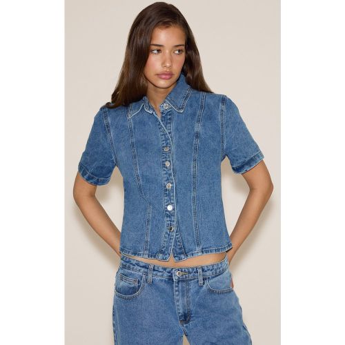 Chemise en jean ajustée à manches courtes, délavée bleu moyen - PrettyLittleThing - Modalova