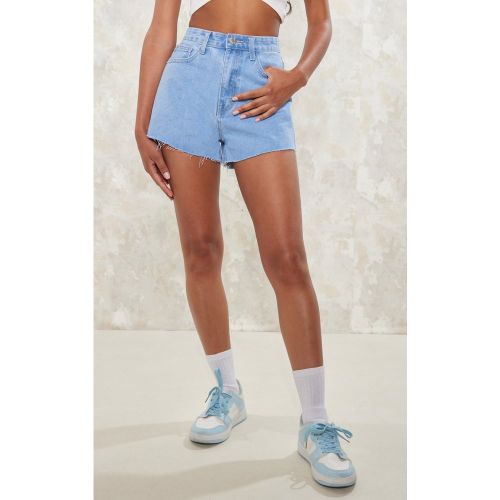 Mini short en jean à ourlets élimés - PrettyLittleThing - Modalova