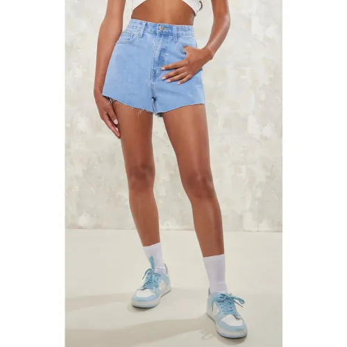 Mini short en jean à ourlets élimés - PrettyLittleThing - Modalova