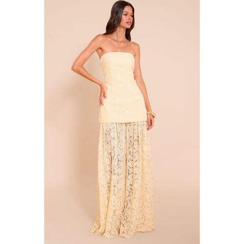 Robe mi-longue bandeau à empiècement de jupe transparent en dentelle citronnée | Taille 38 - PrettyLittleThing - Modalova