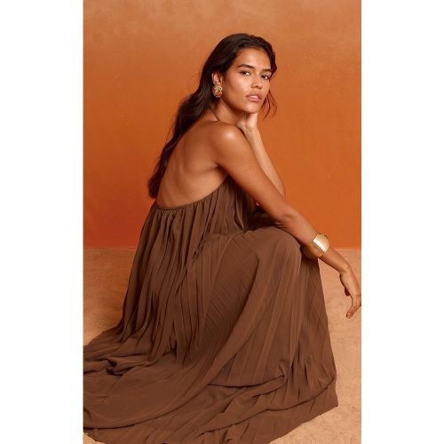 Robe longue en mousseline de soie plissée à dos nu - PrettyLittleThing - Modalova