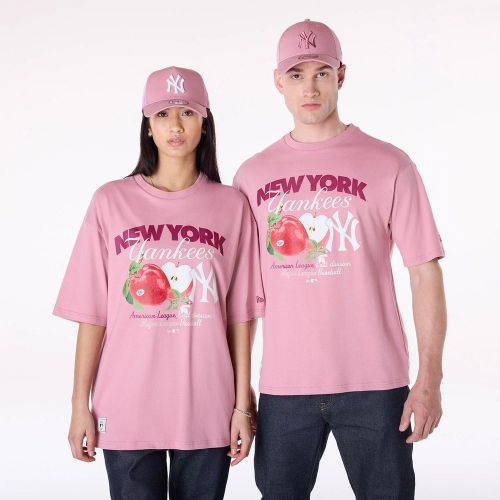 MLB Fruit New York Yankees T-Shirt New York Yankees logo wordmark apple graphic on front MLB Genuine Merchandise woven label on front lower right New - shopify_EU_14884306354558_54899049529726 - Modalova