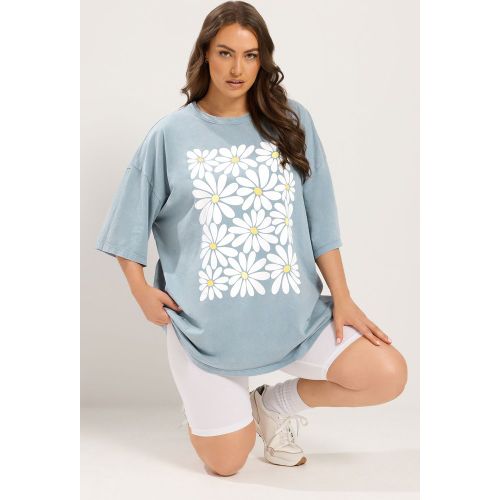 Tshirt Droit Bleu Clair Délavé À Imprimé Marguerites Size 46 - Yours - Modalova