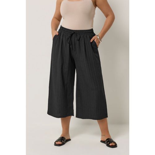 Pantalon Court Texturé Noir Size 58-60 - Yours - Modalova