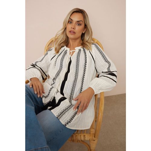 Blouse Blanche Design Brodé Manches En Ballons Size 48 - Yours - Modalova
